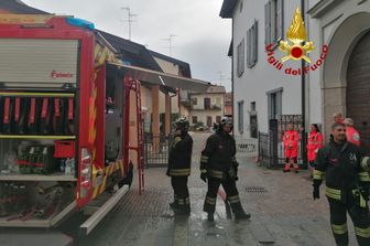 incendio nel milanese senzatetto 70enne muore carbonizzato