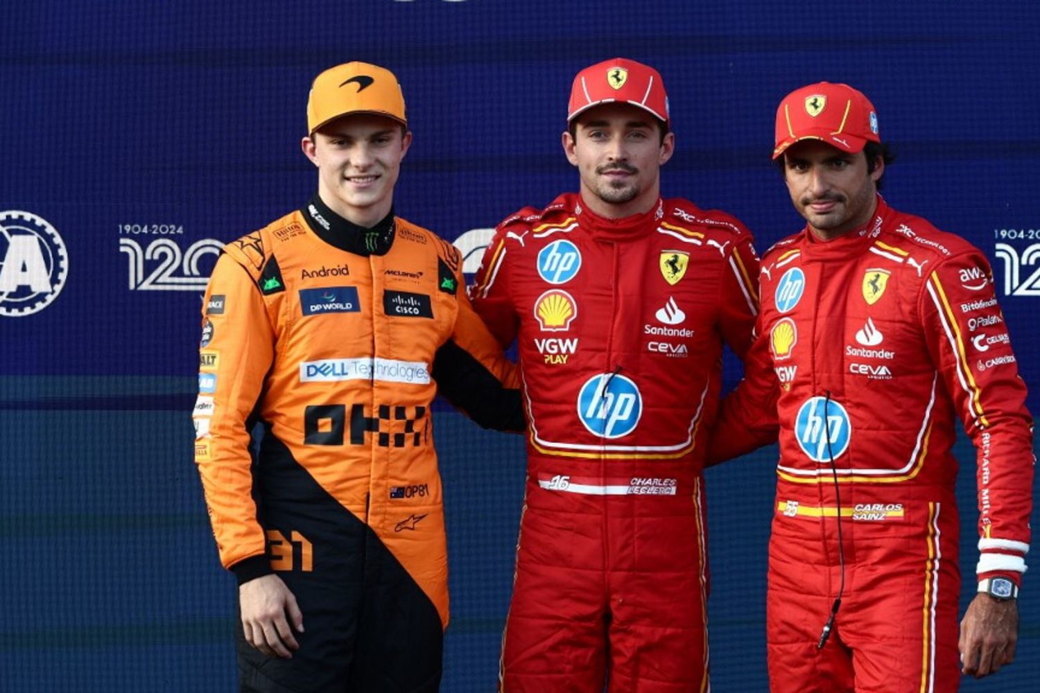 Leclerc tra Piastri (a sinistra) e Sainz