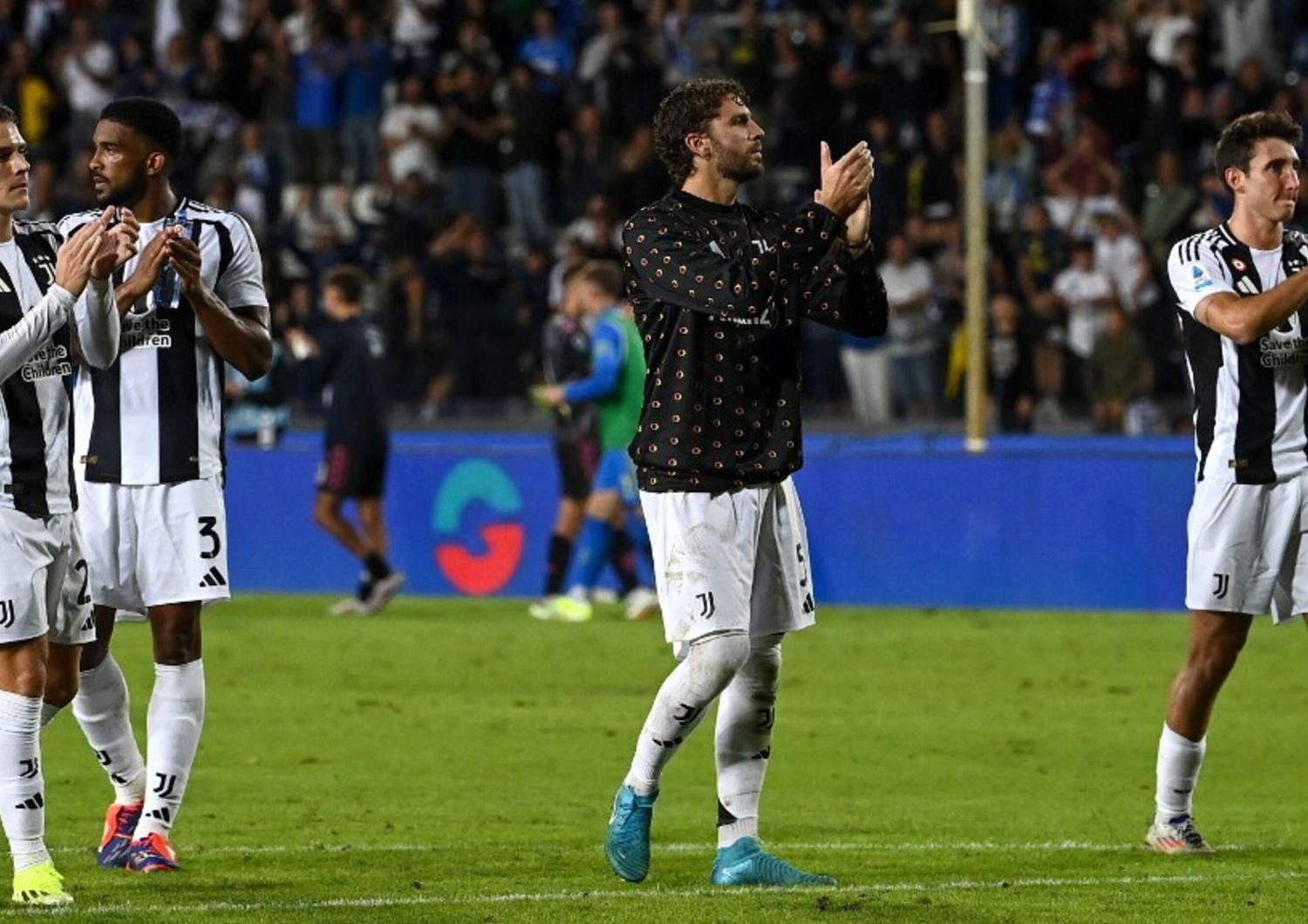 I giocatori della Juventus salutano i loro tifosi presenti allo stadio Castellani dopo lo 0-0 con l'Empoli