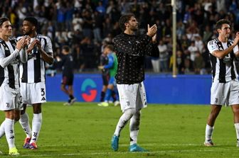 I giocatori della Juventus salutano i loro tifosi presenti allo stadio Castellani dopo lo 0-0 con l'Empoli