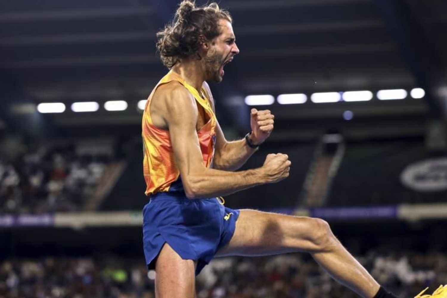 Gianmarco Tamberi esulta a Bruxelles