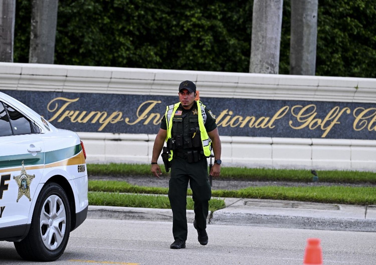 Uno sceriffo blocca la strada fuori dal Trump International Golf Club