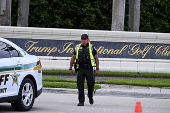 Uno sceriffo blocca la strada fuori dal Trump International Golf Club