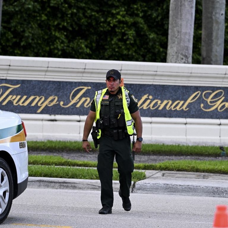 Uno sceriffo blocca la strada fuori dal Trump International Golf Club