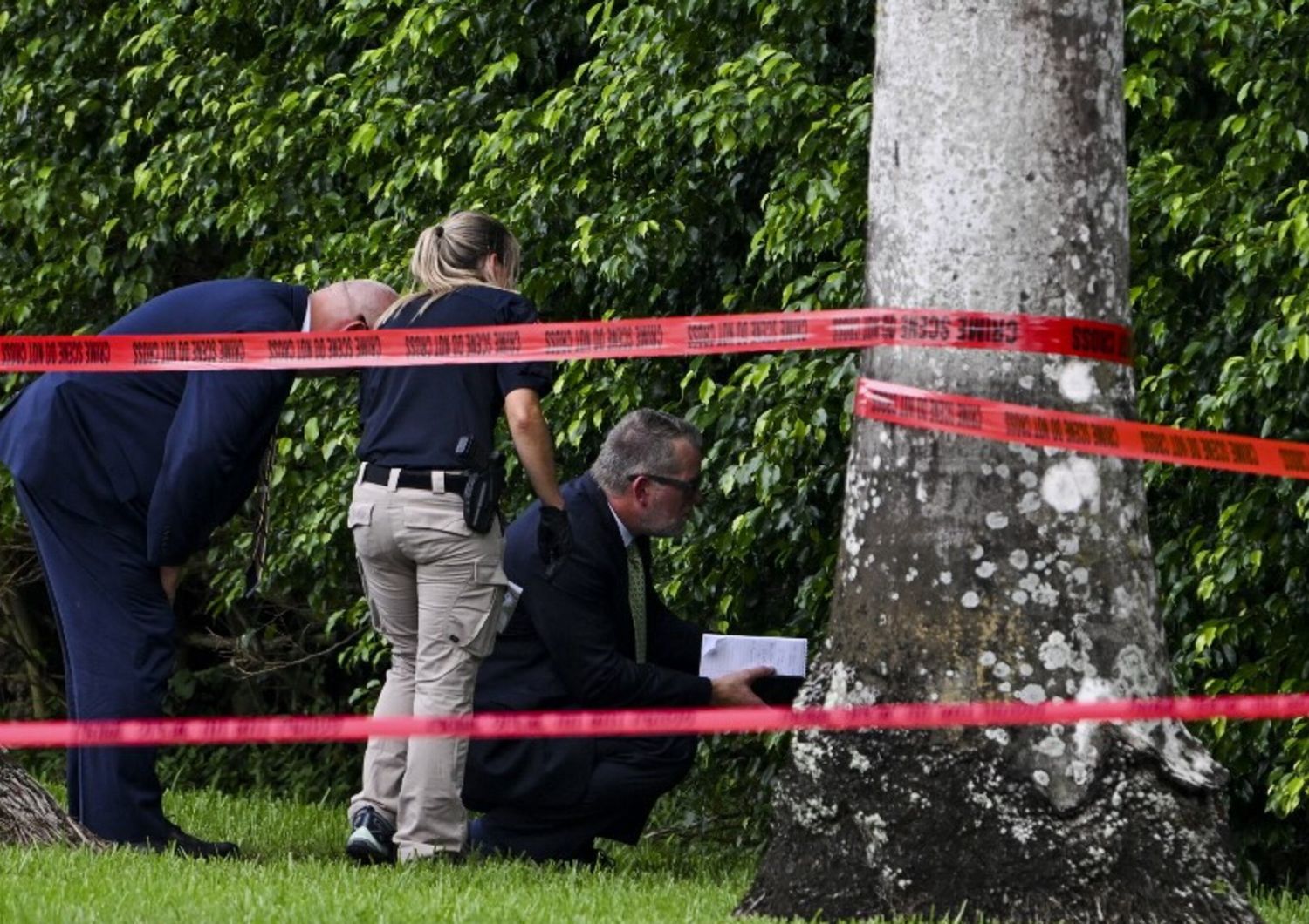 Forze dell'ordine al lavoro all'esterno del Trump International Golf Club di West Palm Beach, in Florida