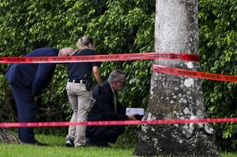 Forze dell'ordine al lavoro all'esterno del Trump International Golf Club di West Palm Beach, in Florida