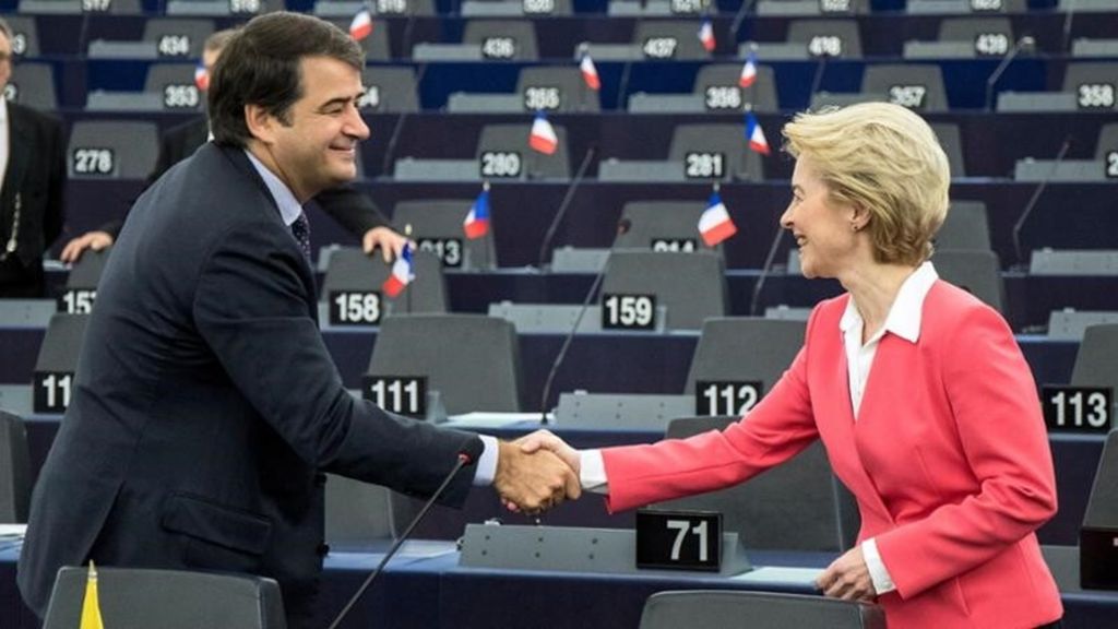 Le prochain vice-président de la Commission européenne, Raffaele Fitto, avec la présidente Ursula voin der Leyen