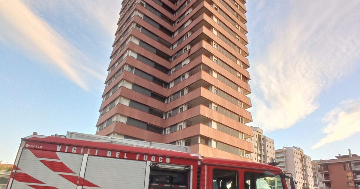 Incendio in un palazzo di 21 piani a Milano