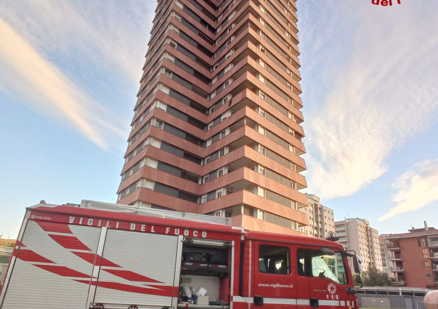 incendio palazzo 21 piani milano