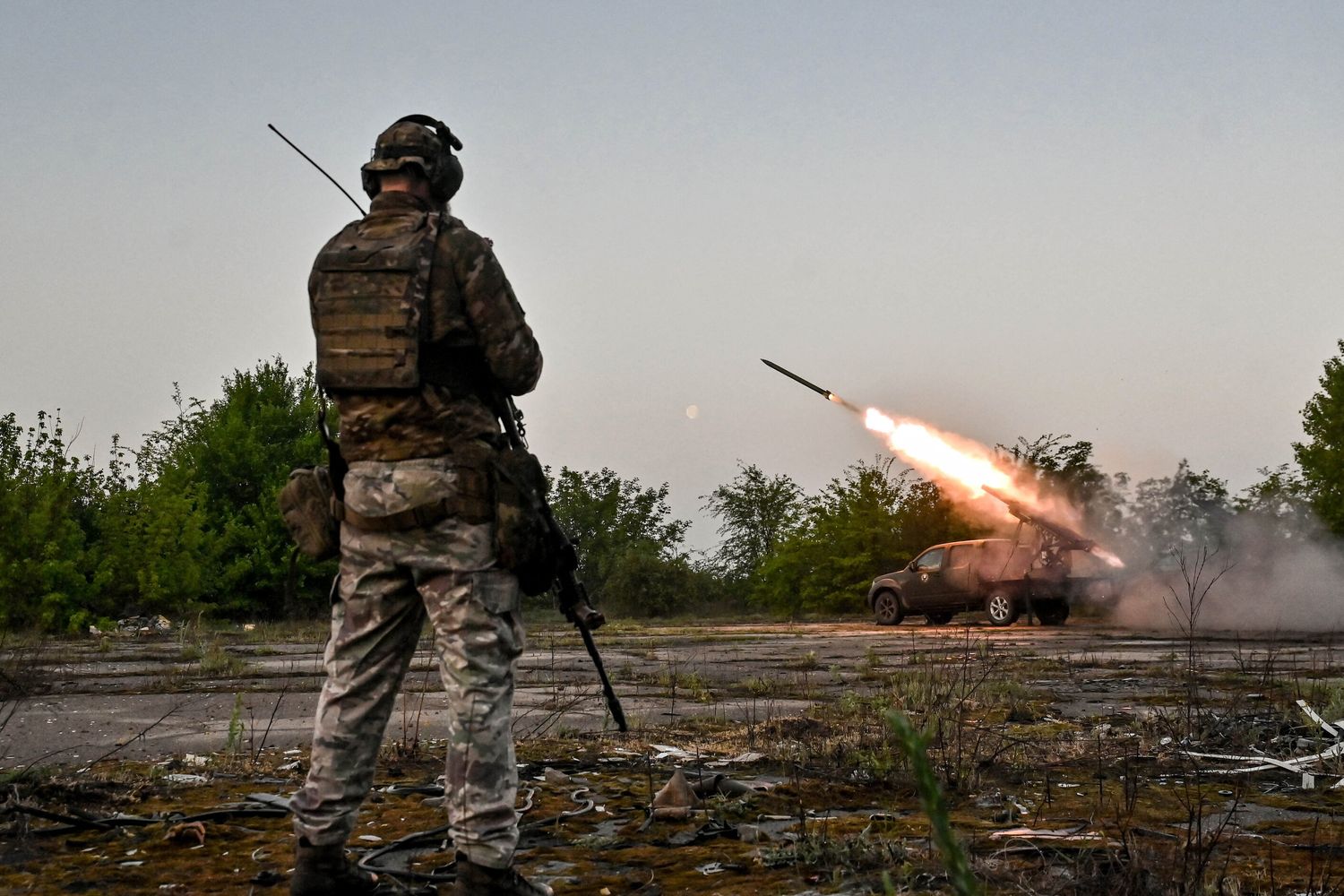 Un soldato ucraino assiste al lancio di un missile