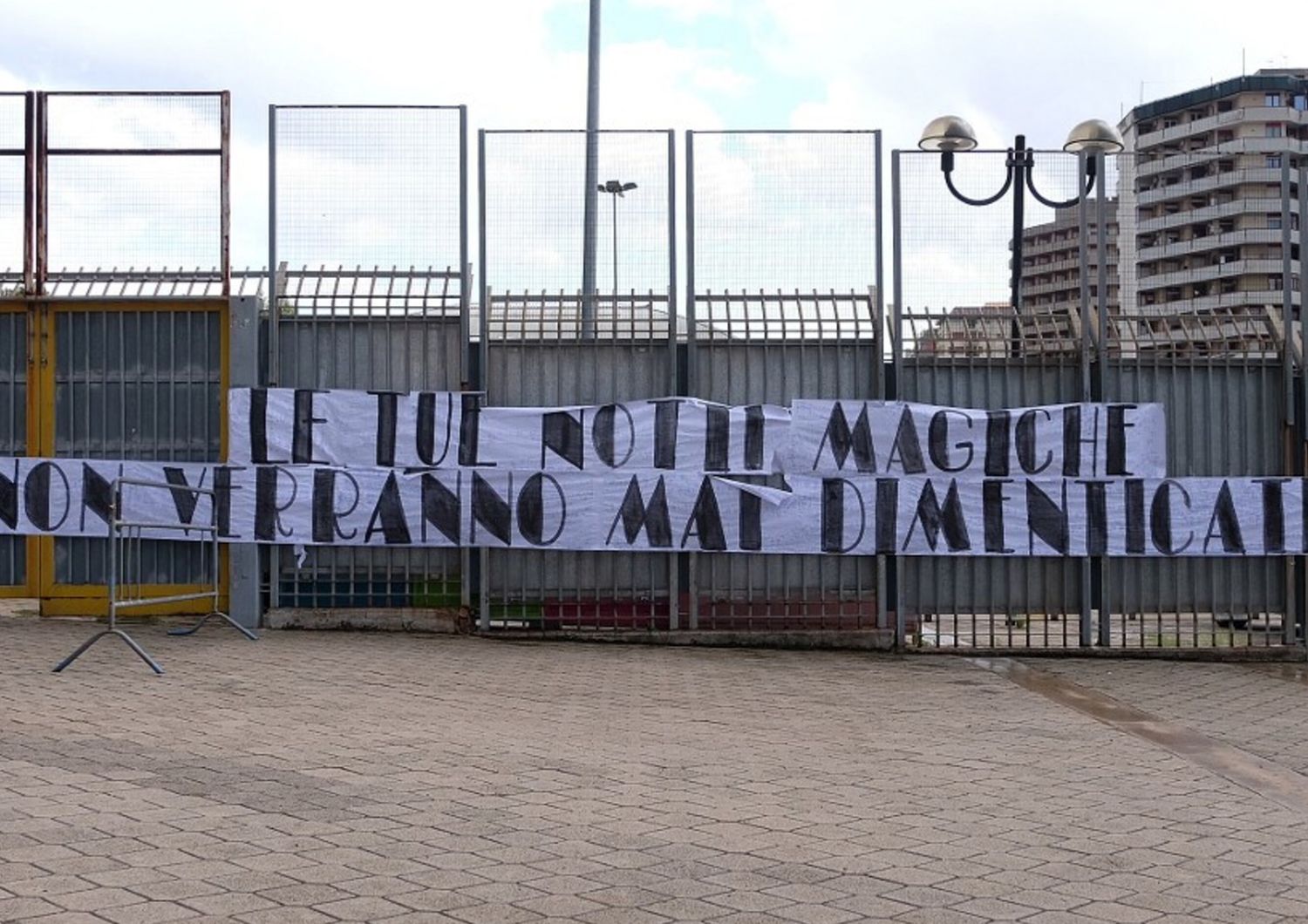 Lo striscione in omaggio a Totò Schillaci al Renzo Barbera di Palermo