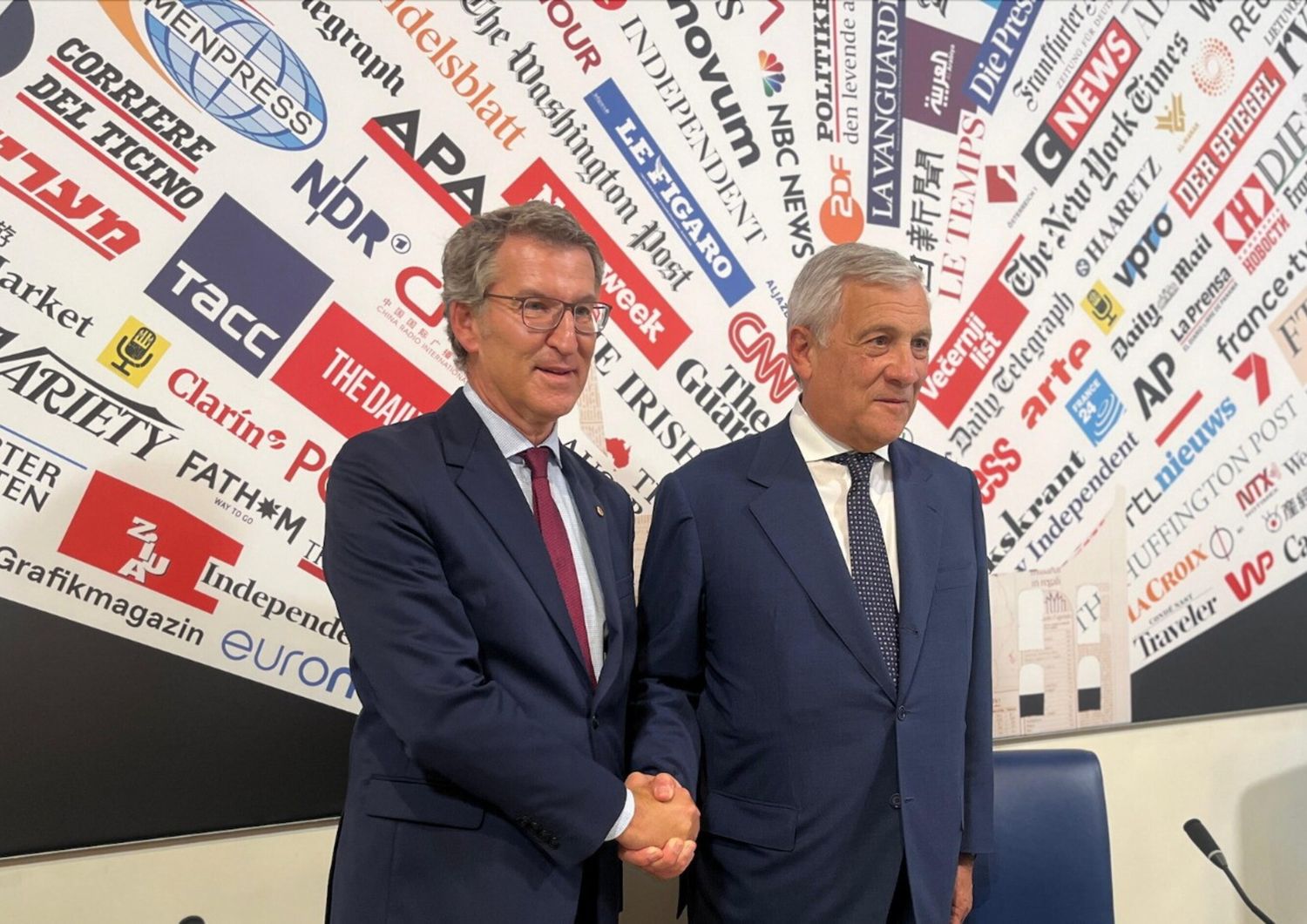 Le ministre italien des affaires étrangères, Antonio Tajani, avec le chef de l'opposition espagnole , Alberto Nunez Feijoo, à Rome