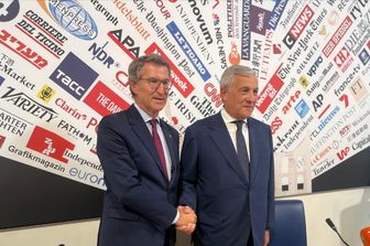 Le ministre italien des affaires étrangères, Antonio Tajani, avec le chef de l'opposition espagnole , Alberto Nunez Feijoo, à Rome