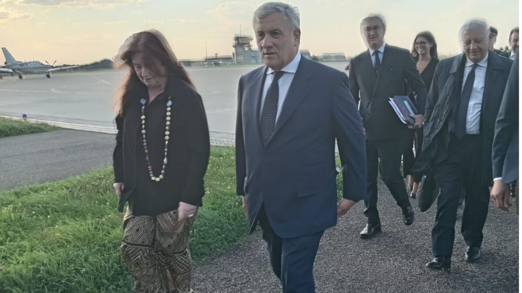 Antonio Tajani al suo arrivo a Parigi