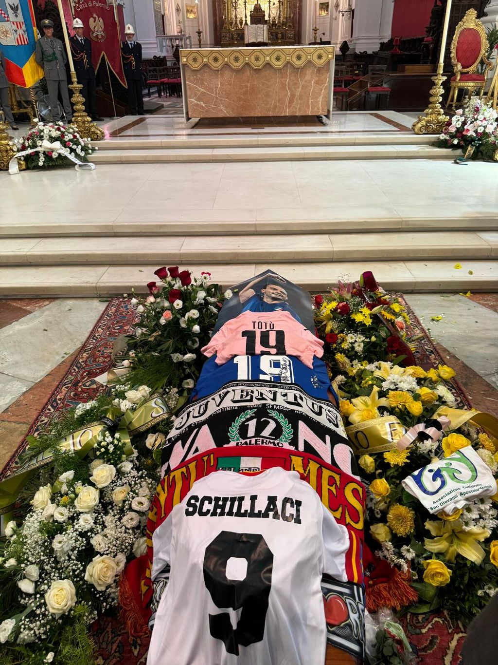 Migliaia a funerali di Totò Schillaci. "Ciao figlio di Palermo"