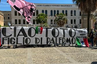 Palermo saluta suo &quot;figlio&quot; Tot&ograve; Schillaci, in migliaia ai funerali (VIDEO). Il figlio sui social &quot;saremo sempre insieme&quot;