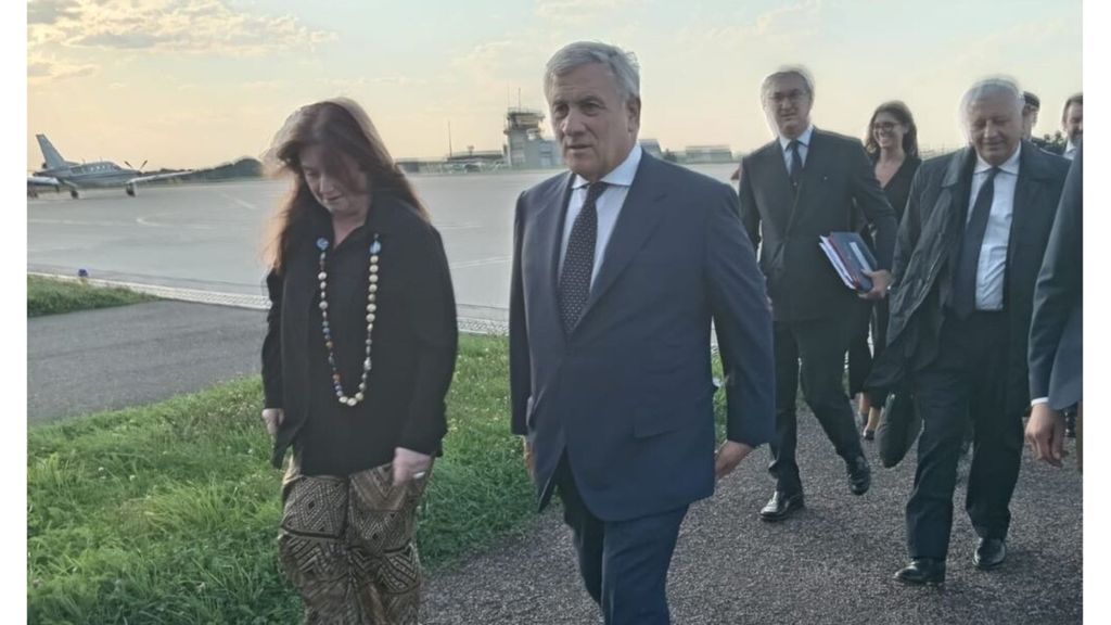 Le ministre des Affaires étrangères italien Antonio Tajani à son arrivée à Paris pour participer à la réunion du groupe Quint, format du G7 réduit à cinq, qui travaille comme un "Conseil" pour des questions urgentes