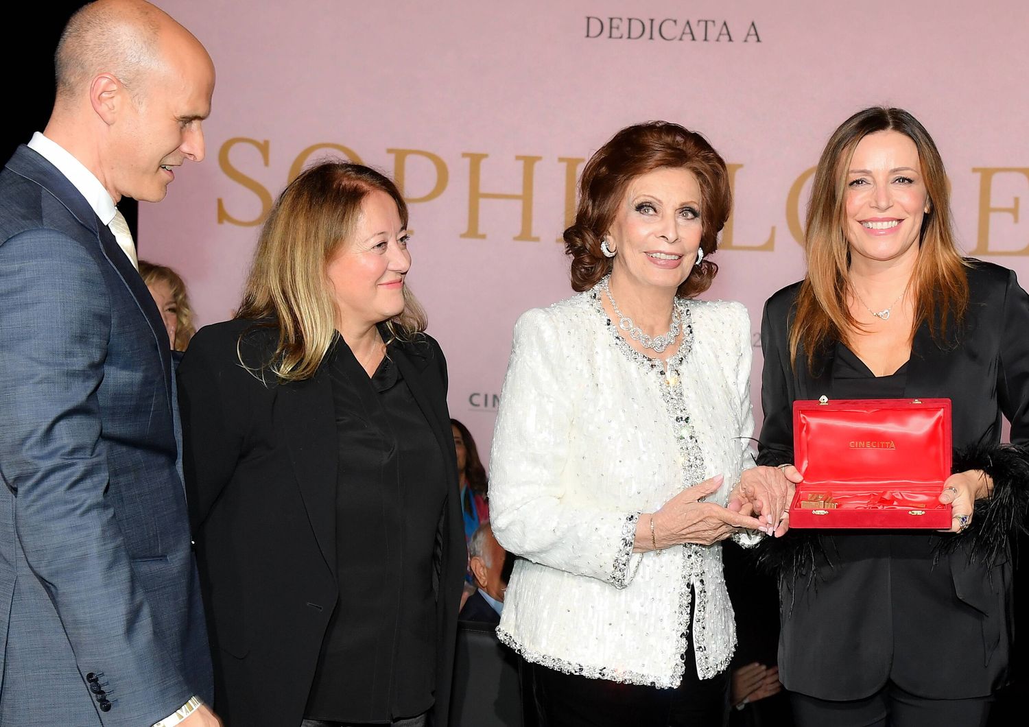 Sophia Loren riceve la chiave di Cinecittà