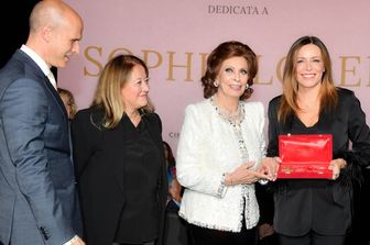 Sophia Loren riceve la chiave di Cinecittà