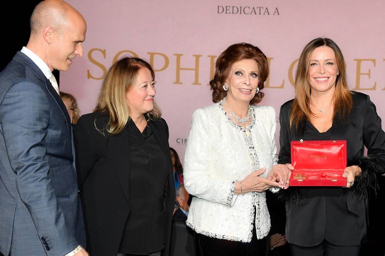 Sophia Loren riceve la chiave di Cinecittà