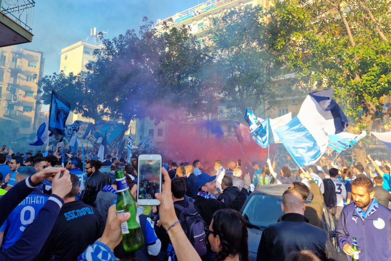 Tifosi del Napoli fuori dallo stadio Maradona