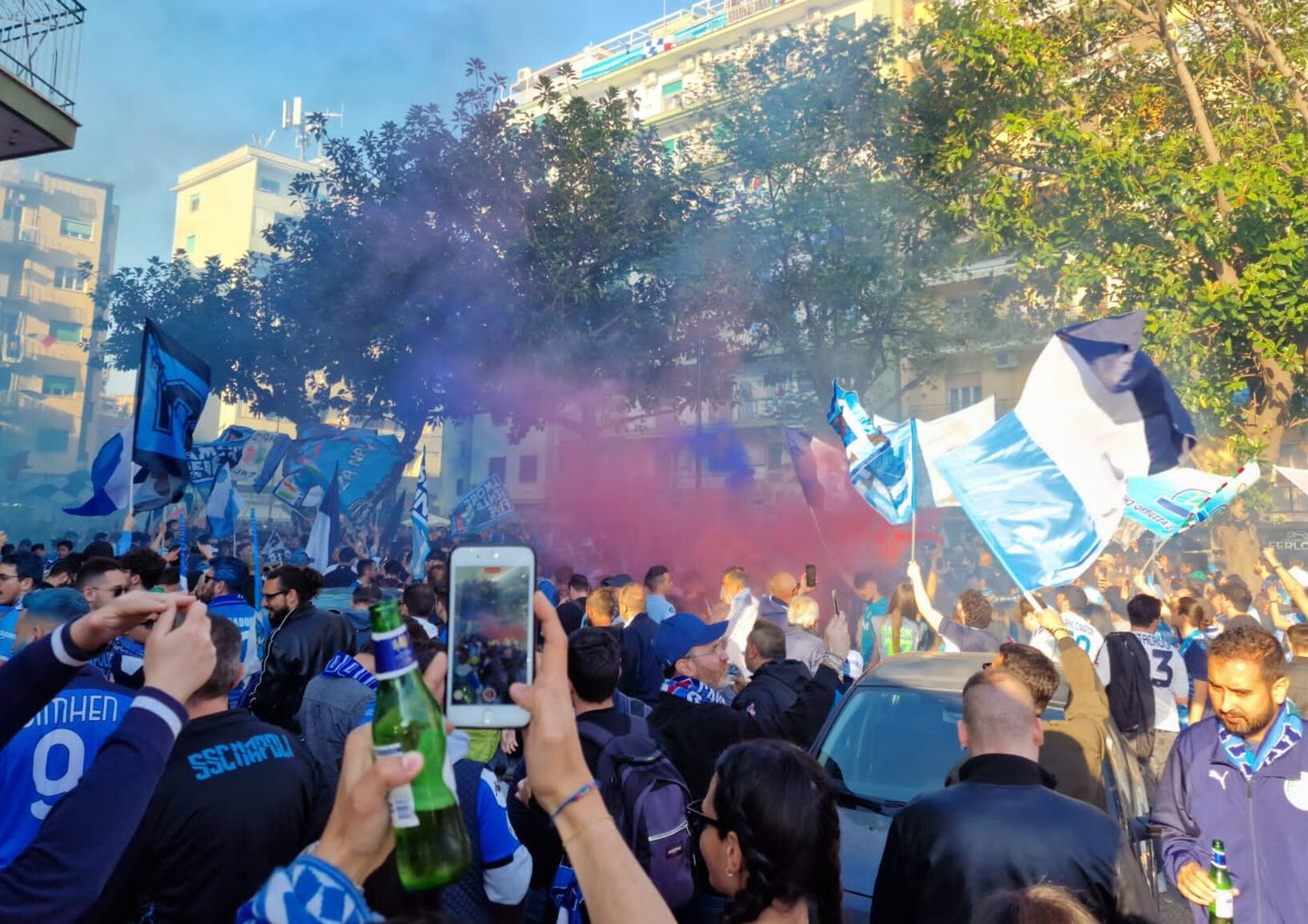 Tifosi del Napoli fuori dallo stadio Maradona