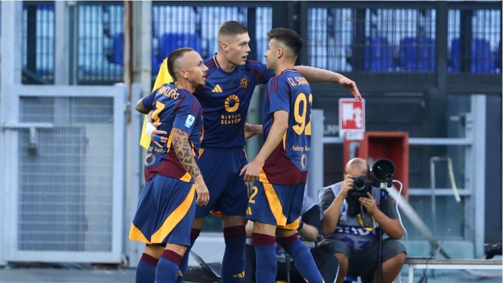 Dovbyk, autore del primo gol, festeggia tra Angelino ed El Shaarawy