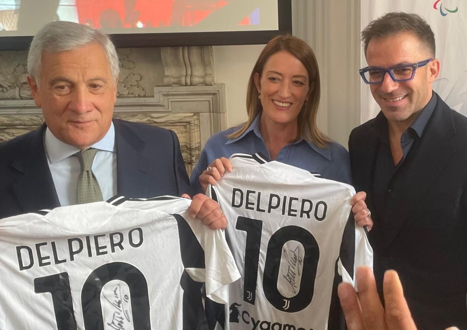 Alessandro Del Piero regala la sua numero 10 bianconera autografata al ministro Tajani e alla presidente del Parlamento Europeo, Metsola