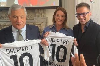 Alessandro Del Piero regala la sua numero 10 bianconera autografata al ministro Tajani e alla presidente del Parlamento Europeo, Metsola