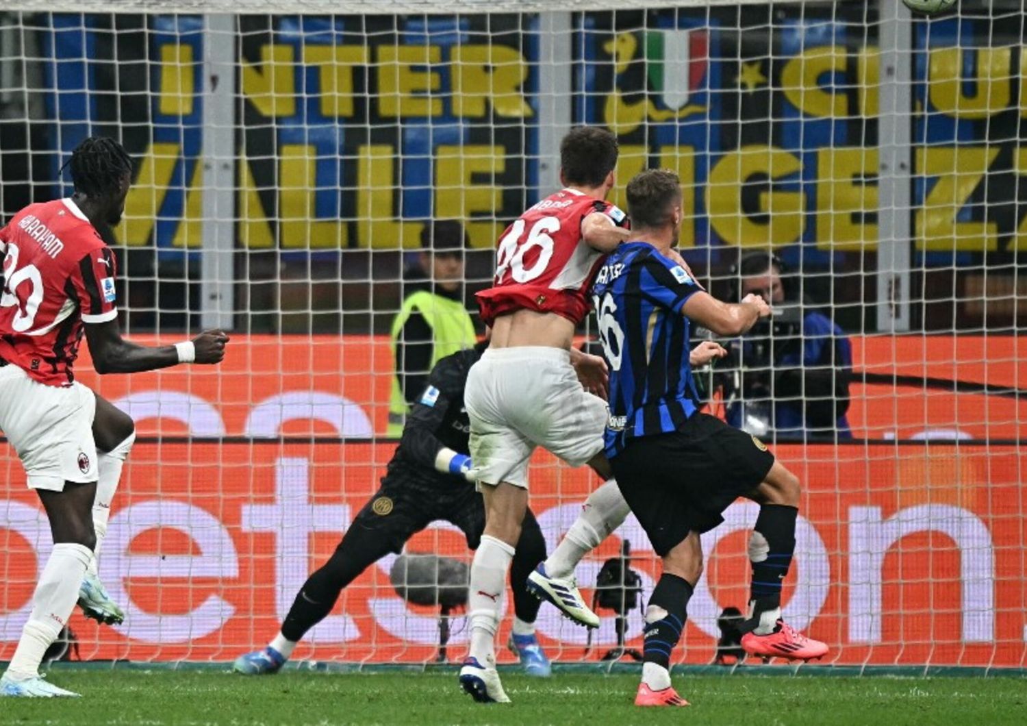 La zuccata di Gabbia che regala al Milan i tre punti nel derby contro l'Inter