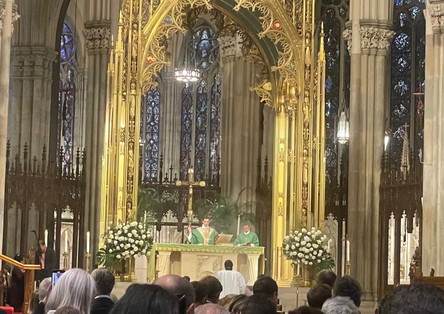 Don Portarulo recita la messa in italiano nella cattedrale di St. Patrick