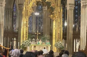 Don Portarulo recita la messa in italiano nella cattedrale di St. Patrick