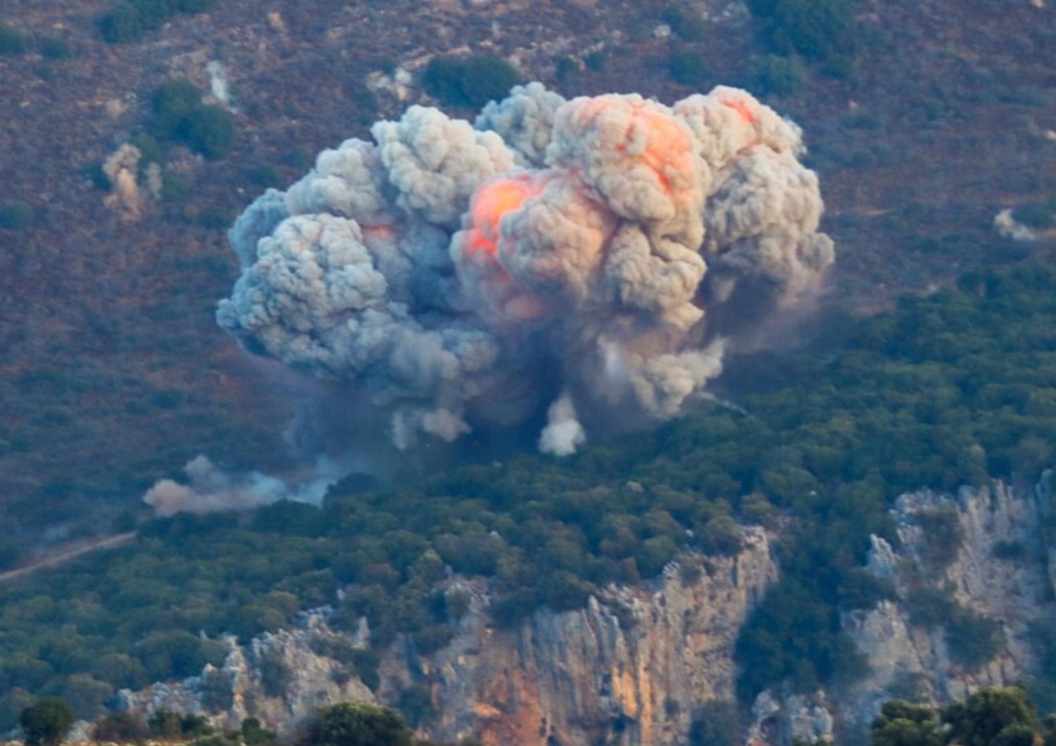 Fumo dopo un attacco aereo israeliano a Marjayoun, vicino al confine tra Libano e Israele