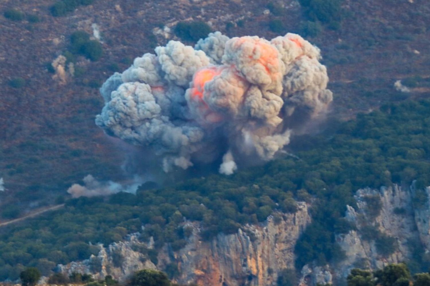 Fumo dopo un attacco aereo israeliano a Marjayoun, vicino al confine tra Libano e Israele