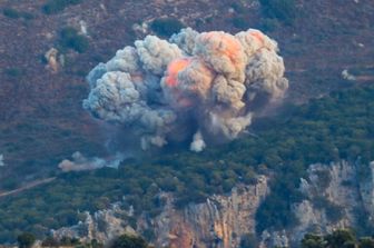 Fumo dopo un attacco aereo israeliano a Marjayoun, vicino al confine tra Libano e Israele