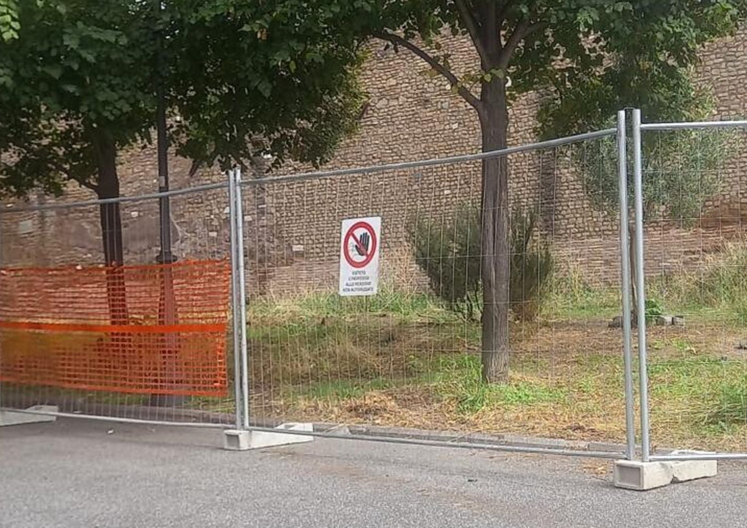 Le cancellate installate a Viale Pretoriano