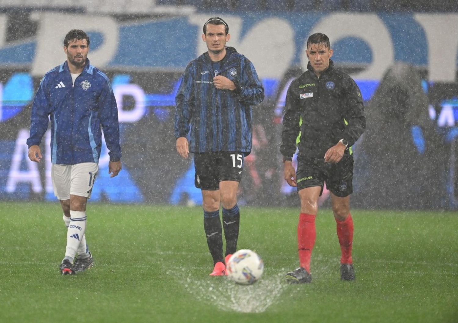 Uno dei sopralluoghi effettuato dall'arbitro con i capitani delle due squadre