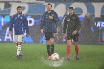 Uno dei sopralluoghi effettuato dall'arbitro con i capitani delle due squadre