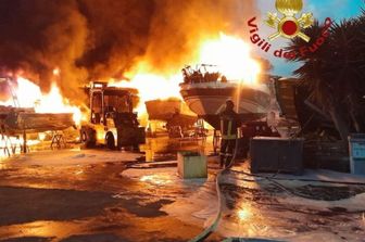 fiamme in cantiere navale fiumicino