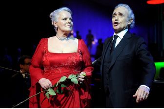 Ricciarelli e Carreras durante la “Cavalchina”, lo storico ballo del Carnevale veneziano nel famoso teatro La Fenice di Venezia il 18 febbraio 2012