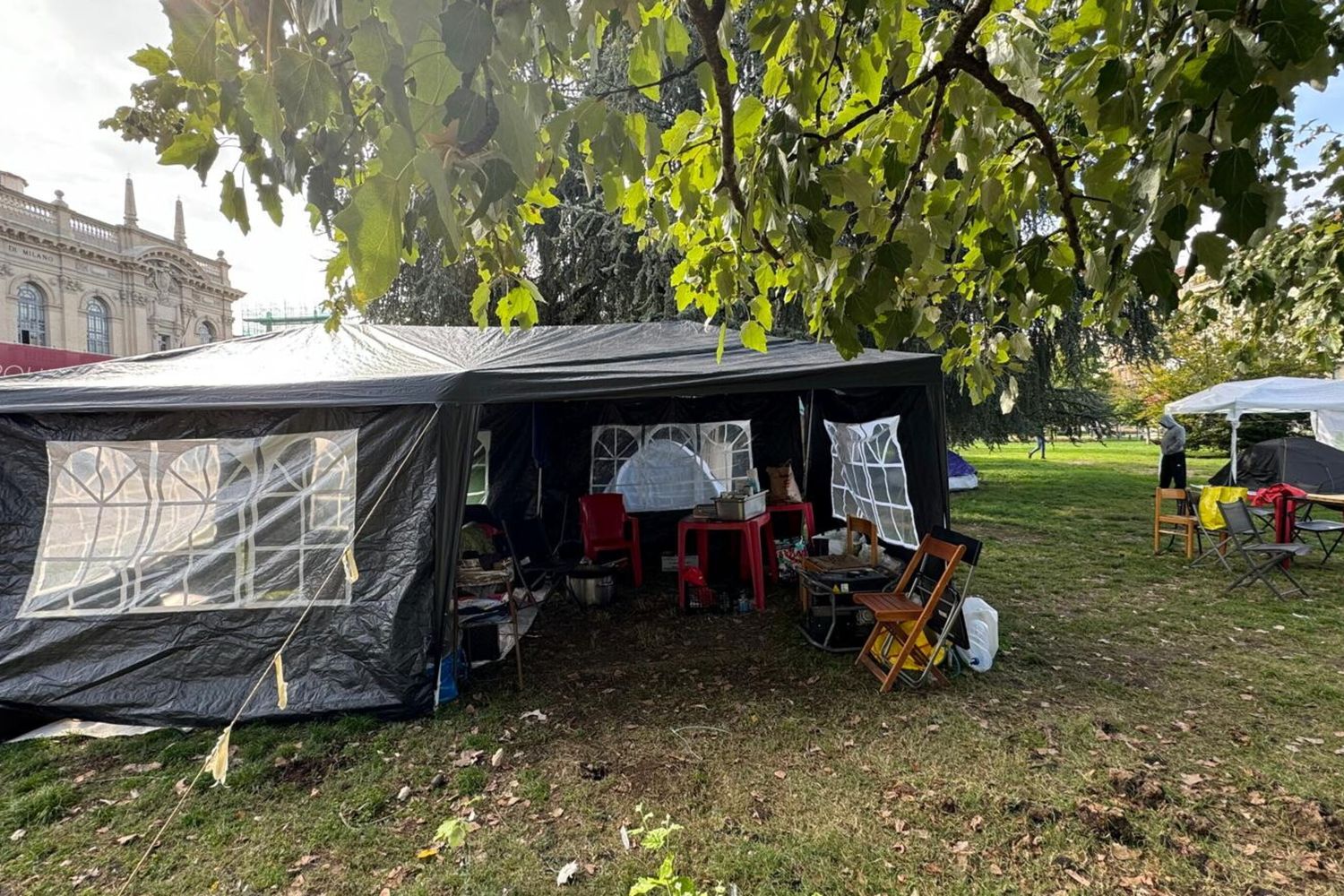 Le tende che ospitano i migranti davanti al Politecnico