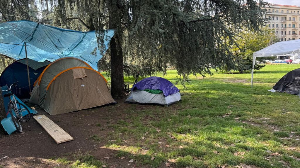 "Noi, colpevoli di essere migranti". Viaggio nella tendopoli del Politecnico di Milano