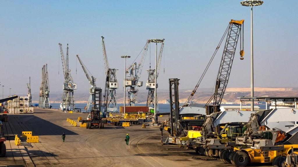 Grues sur les quais dans le port, province de Benguela, Lobito, Angola