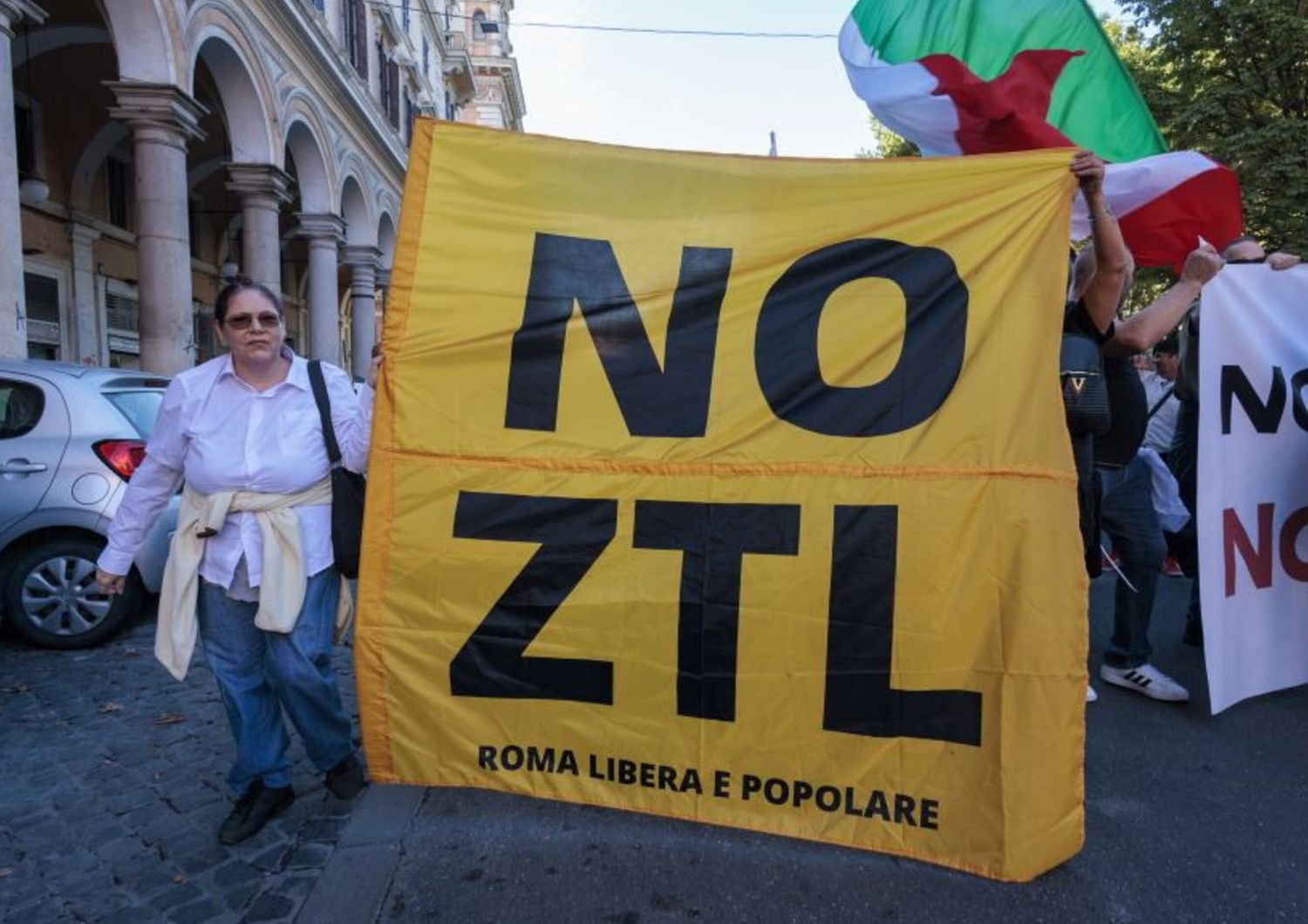 manifestazione no ztl - piazza vittorio