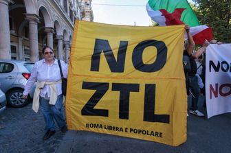 manifestazione no ztl - piazza vittorio