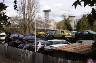 Uno sfasciacarrozze a Roma