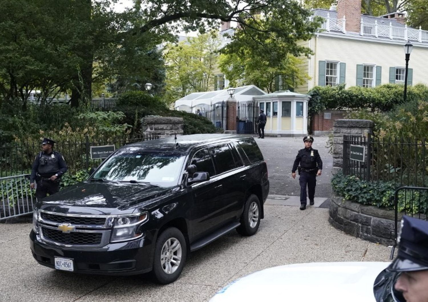 Gli agenti federali perquisiscono la casa del sindaco di New York Adams