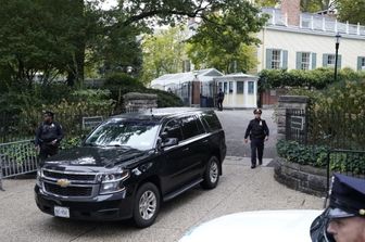 Gli agenti federali perquisiscono la casa del sindaco di New York Adams