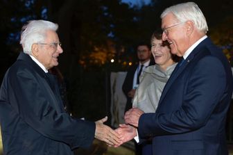 Sergio Mattarella ricevuto dal presidente tedesco Frank-Walter Steinmeier e dalla moglie Elke