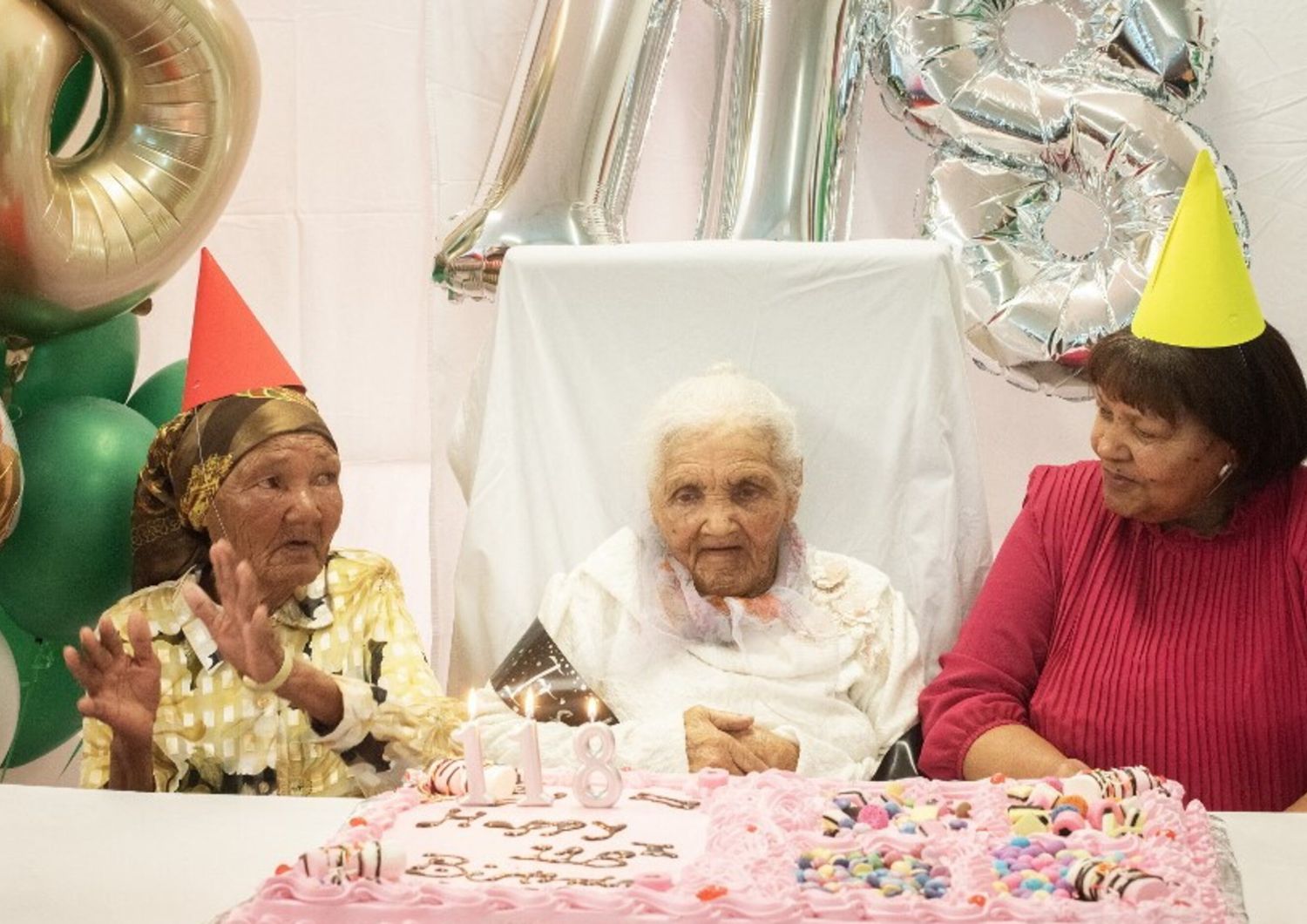 Margaret Maritz (al centro) festeggia il suo 118° compleanno con due delle sue figlie, Gertryda Maritz (a sinistra), 81 anni, e Liza Daniels (a destra, 67 anni, in una casa di riposo a Touwsrivier a circa 200 km da Città del Capo